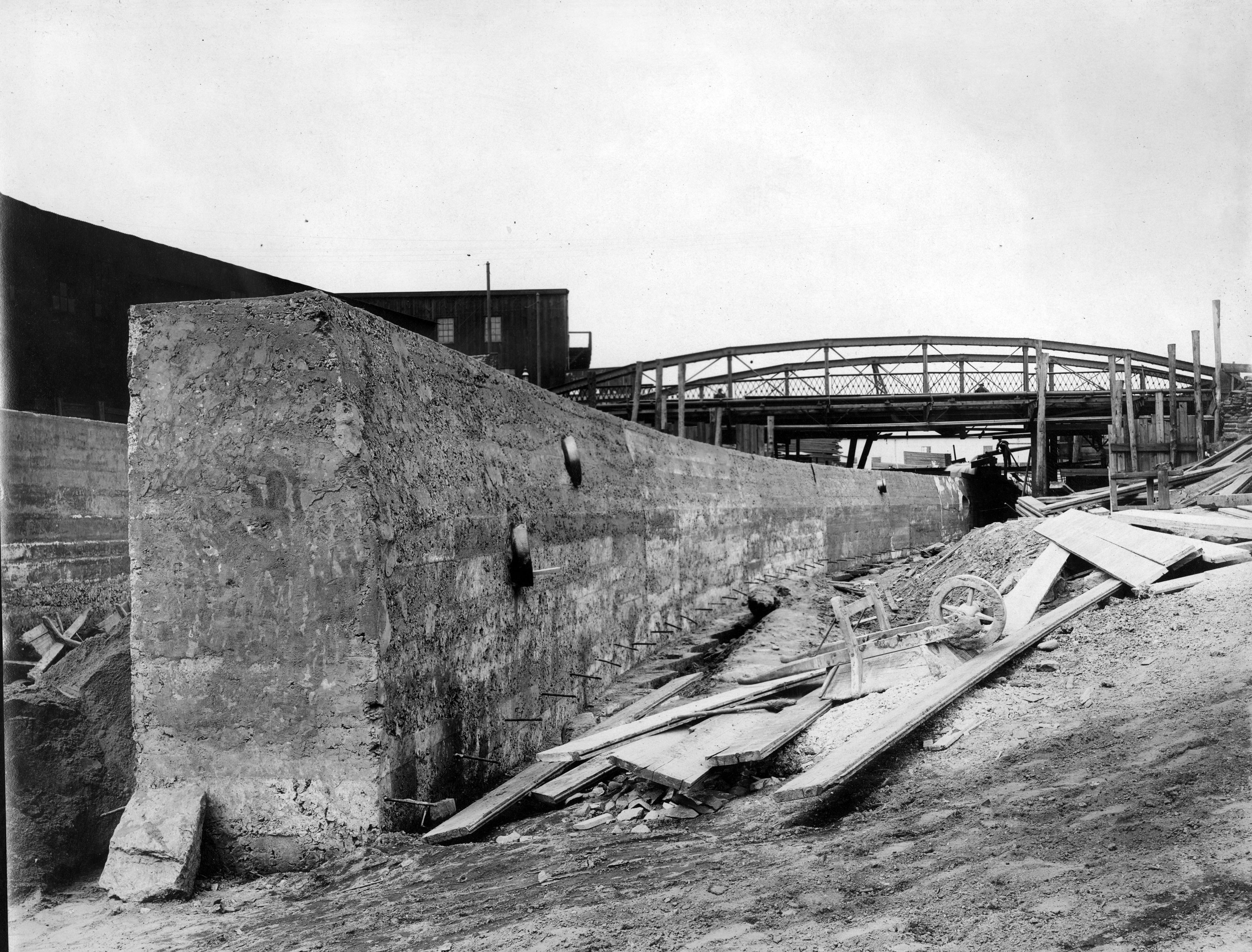 Retaining wall of Aramingo Sewer at Richmond Street Bridge, April 2, 1901