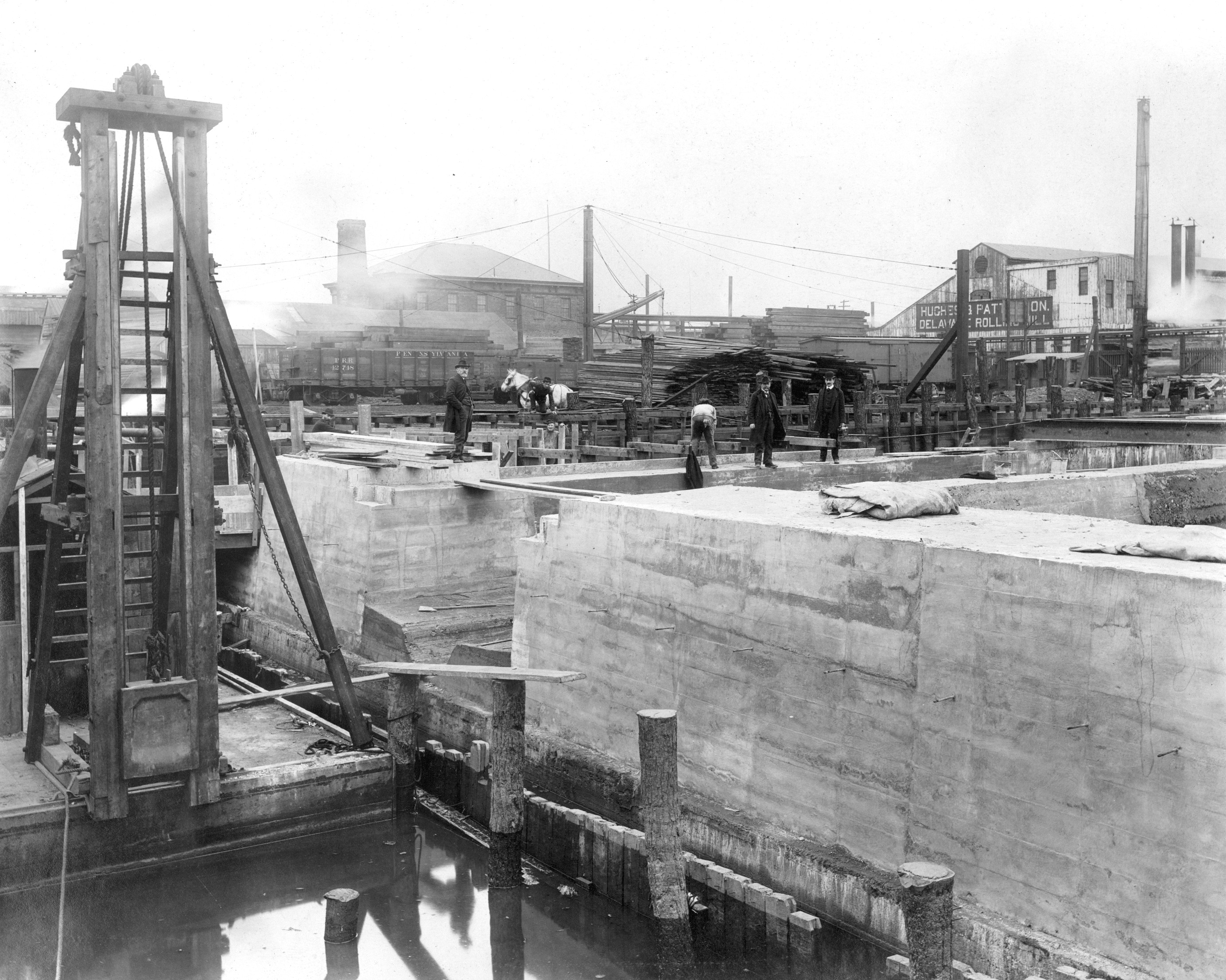 Men on the walls, Aramingo Sewer outlet, Delaware River, 1902